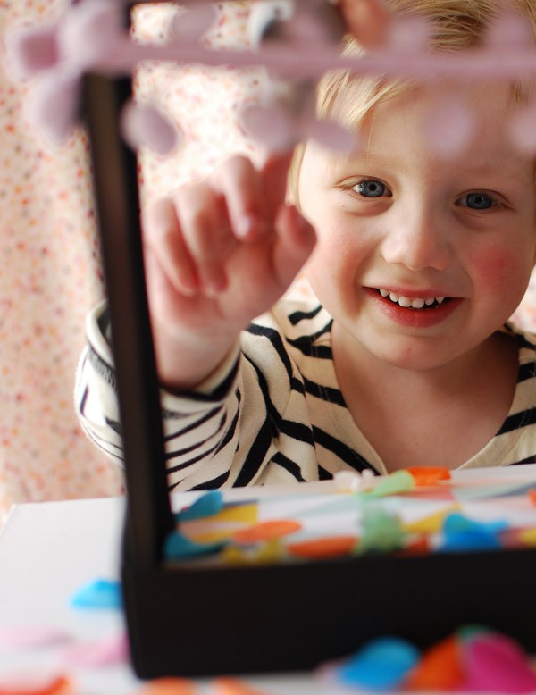 DIY a shoebox finger puppet theatre in 5 minutes - via We Are Scout