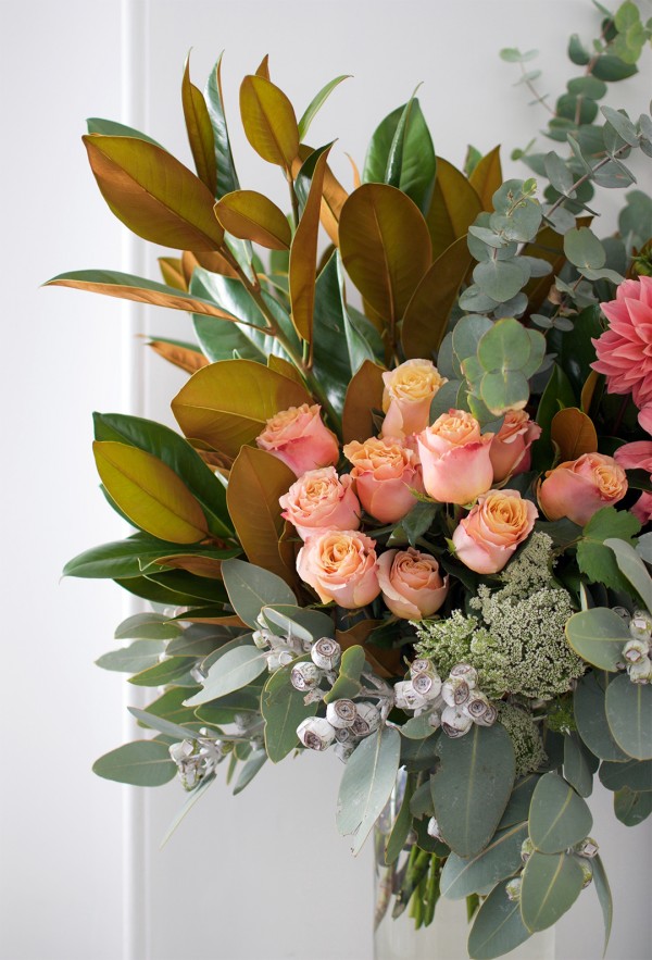 How to arrange a vase of flowers like a florist - step by step guide